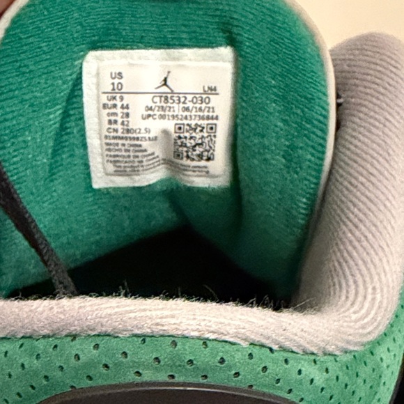 Air Jordan 3 Retro Black and Pine Green - Picture 3 of 8